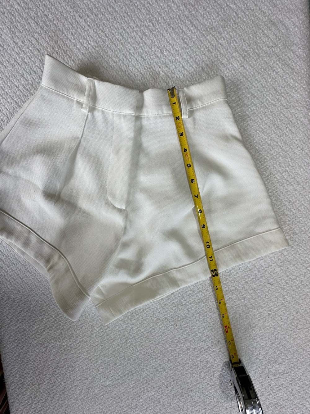 White Fox Tailored White Shorts — XS — Chic Minimal Style - Picture 4 of 5
